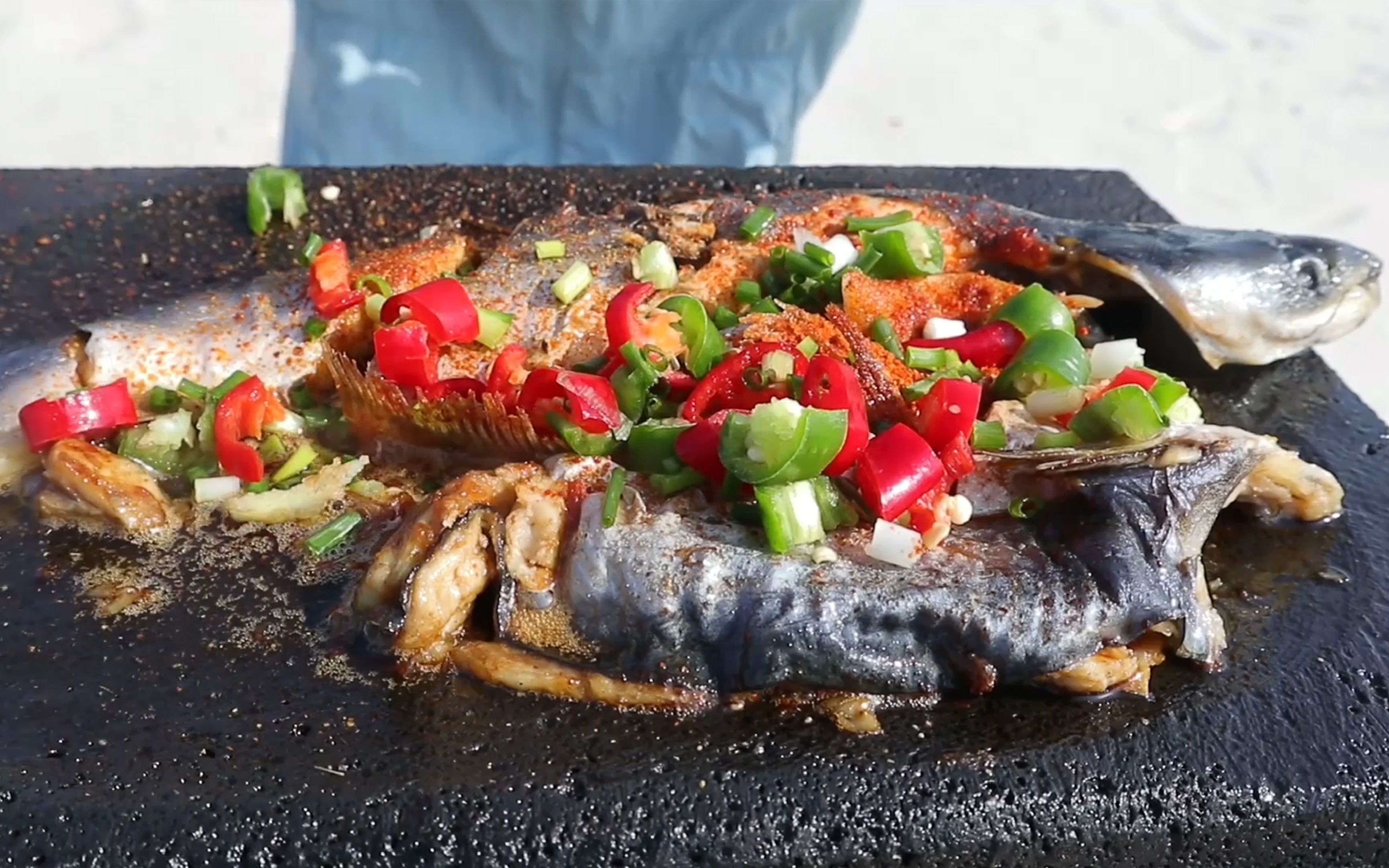在海边用石板烤鱼,煎着吃,肉质滑嫩,香酥软糯一条都不够吃