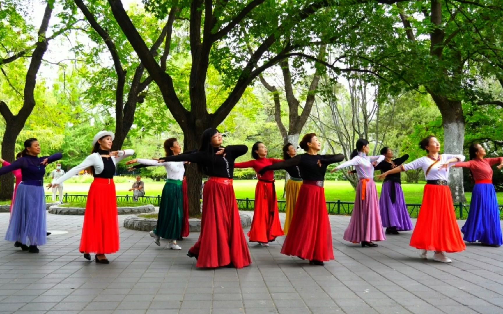 魅力朵朵广场舞《心上的罗加》舞蹈整齐好看,越跳越好看