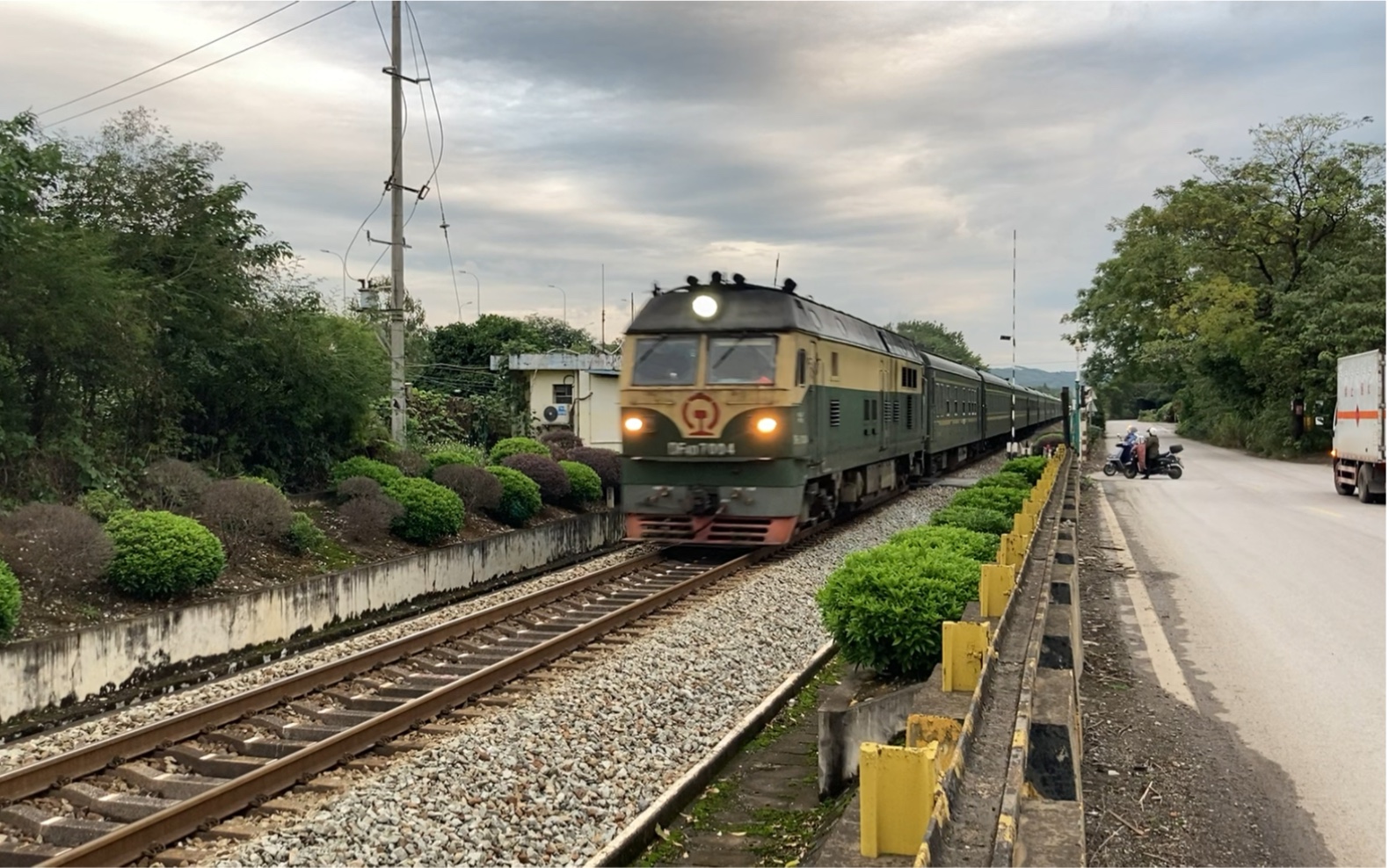 【铁道摄影】宁局柳段df4d-7004牵引y431次下行旅游列车通过湘桂线k