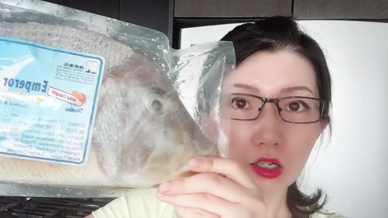 这种鱼名叫emperor fish帝王鱼,乖萌可爱,产于日本海,鲜美无比