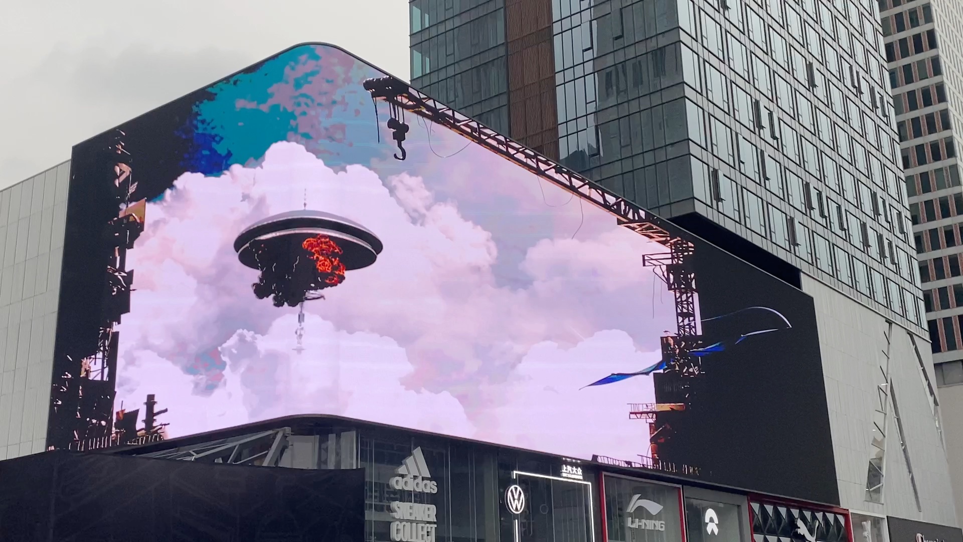 在四川成都远洋太古里裸眼3d大屏,上演灵笼终章的"另一种结局"_哔哩