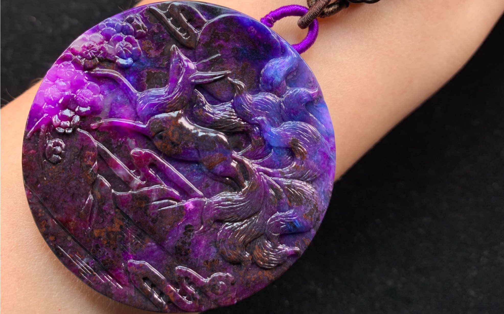 舒俱来圆牌雕刻吊坠