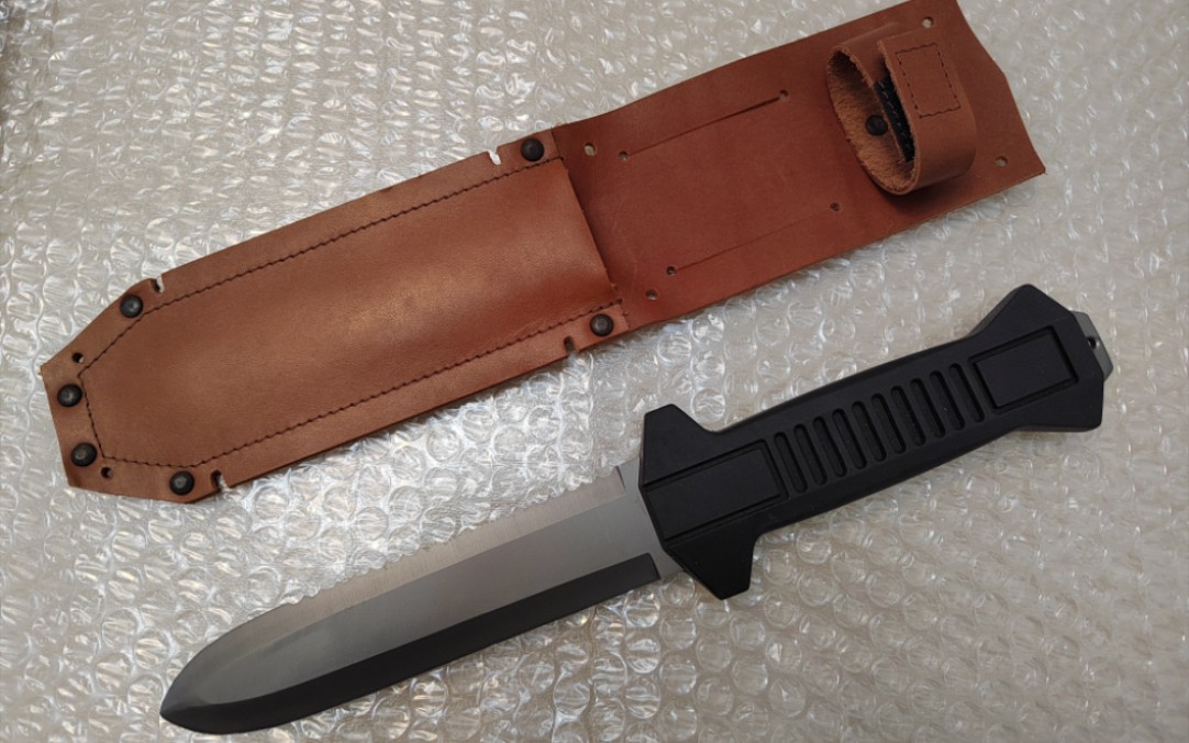 欣赏稀少军刀捷克空降兵伞刀.握敢极为舒适.