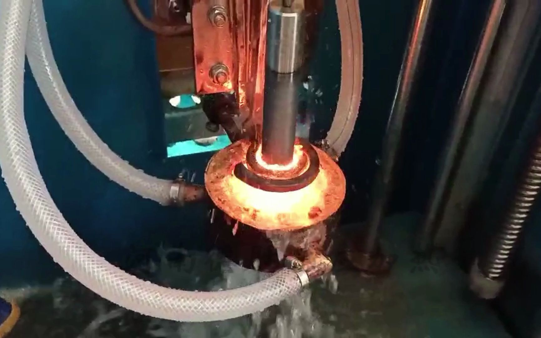 销轴高频淬火机工作现场 数控系统控制 可整体和局部淬火 电机轴感应