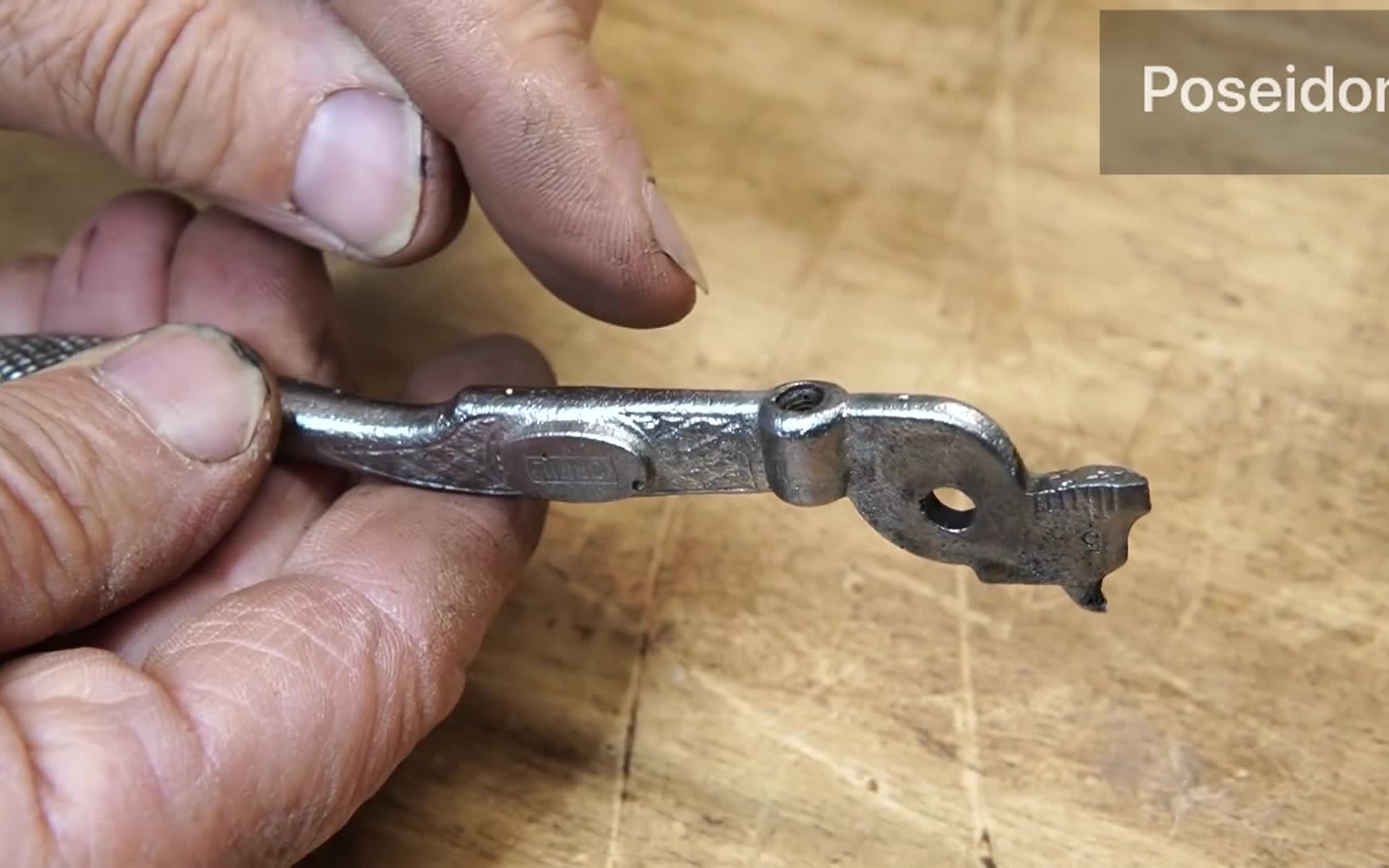 生锈的锯组钳子修复