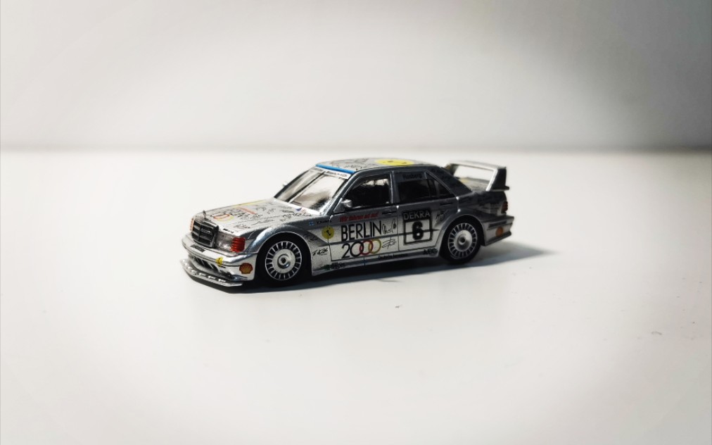 【开箱】比多美卡香呀 minigt 奔驰190e 柏林熊 1:64