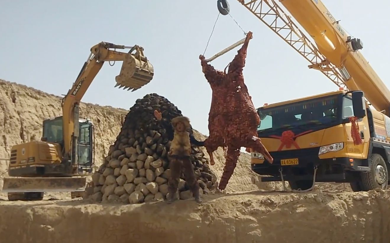 硬核烧烤用吊车烤600斤的大骆驼