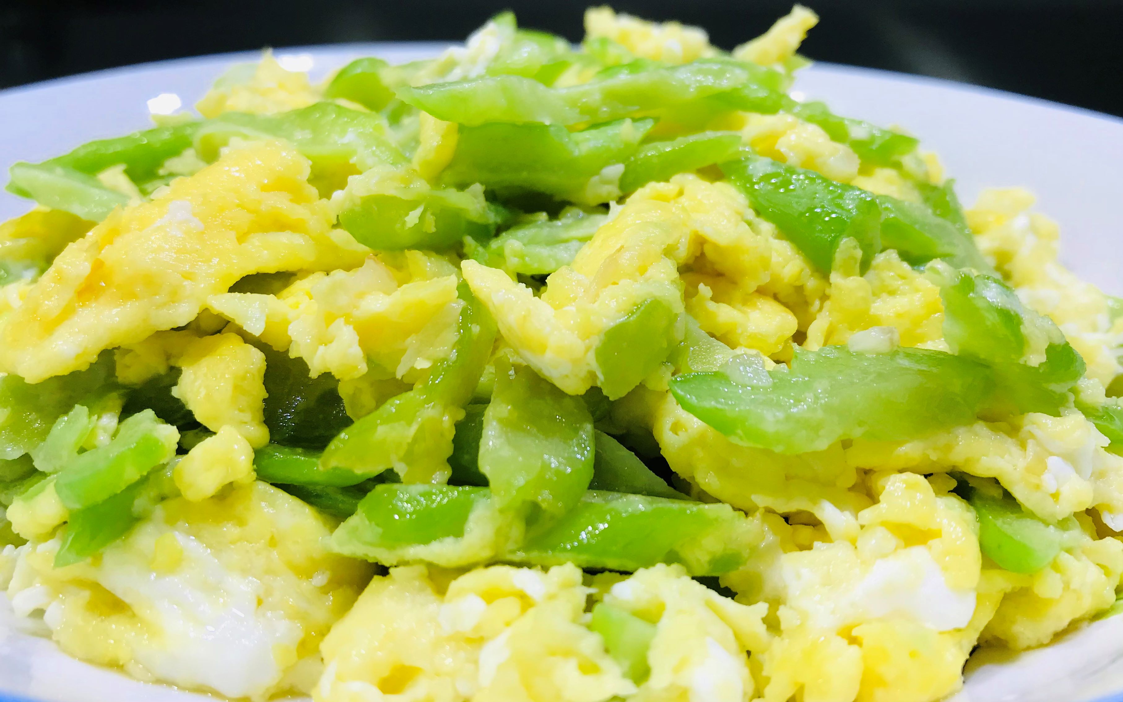 丝瓜炒鸡蛋怎样做才好吃?教你技巧,苦瓜不苦,鸡蛋滑嫩