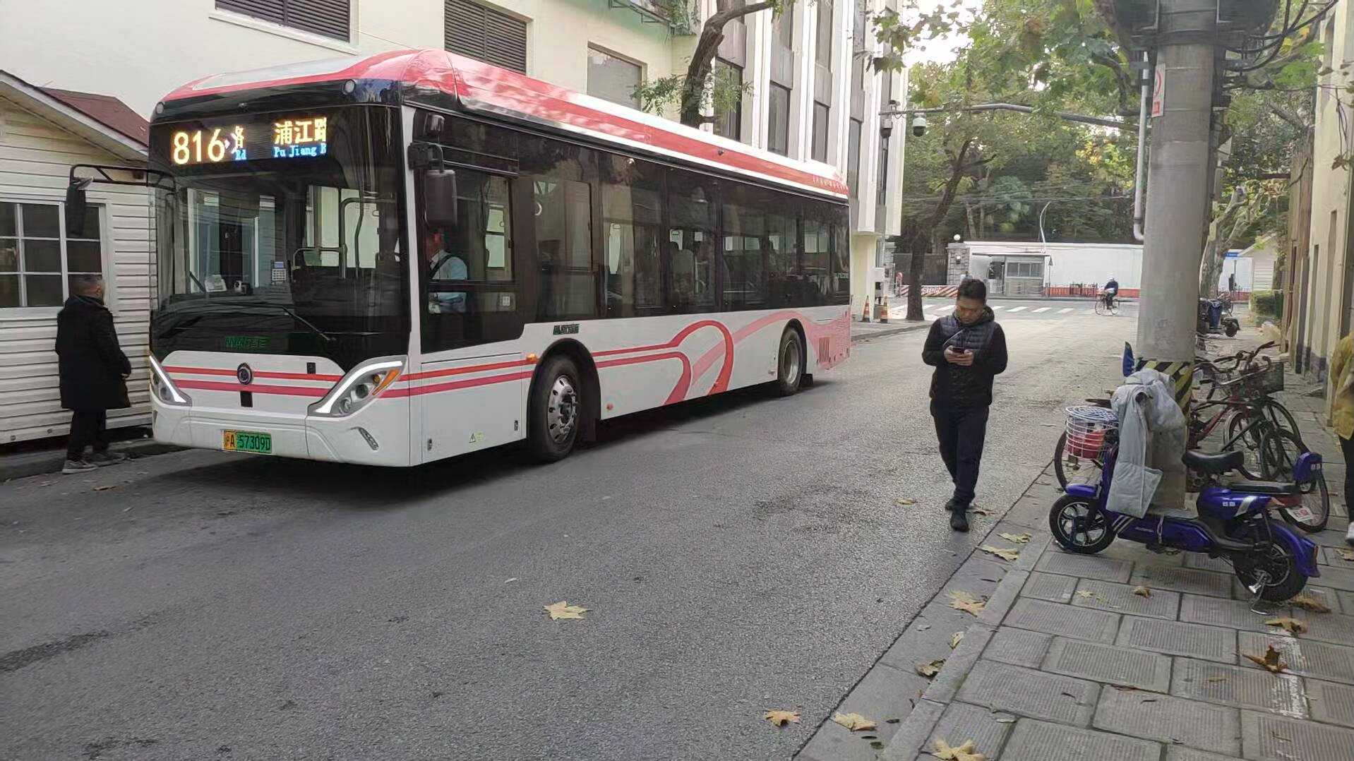 上海公交闵行客运816路离开东平路衡山路站