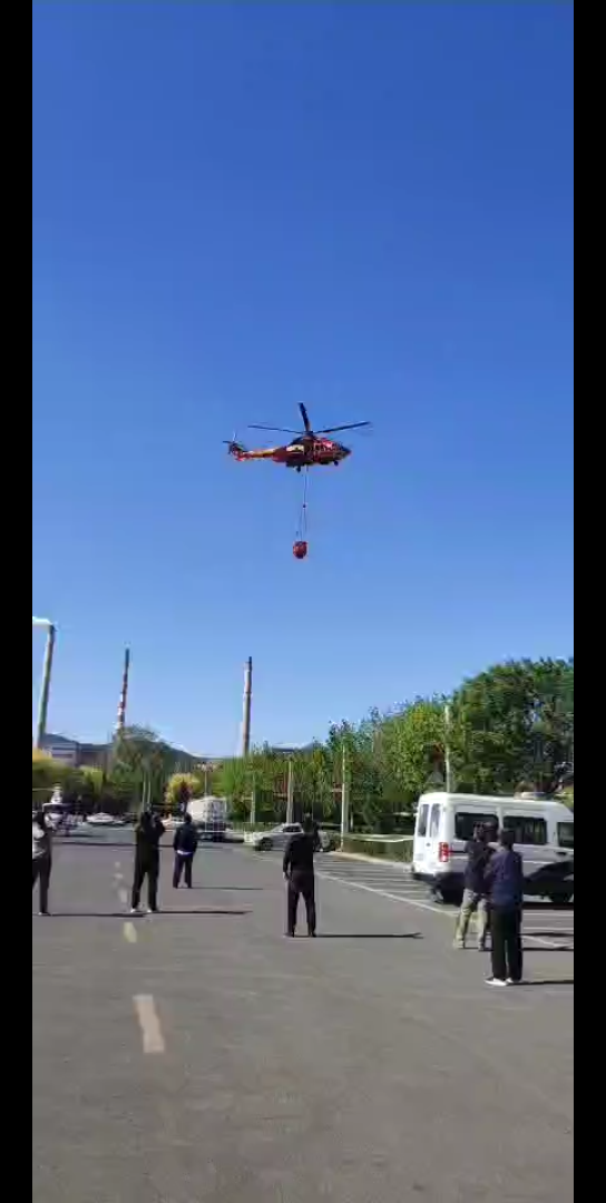 安匠大火直升机水坝取水消防员同志们辛苦了