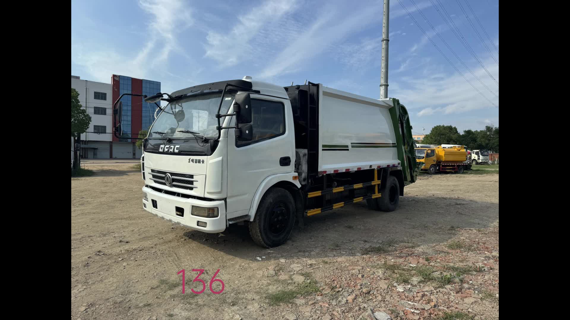 东风多利卡玉柴130马力,国五排放8方二手后挂桶压缩垃圾车