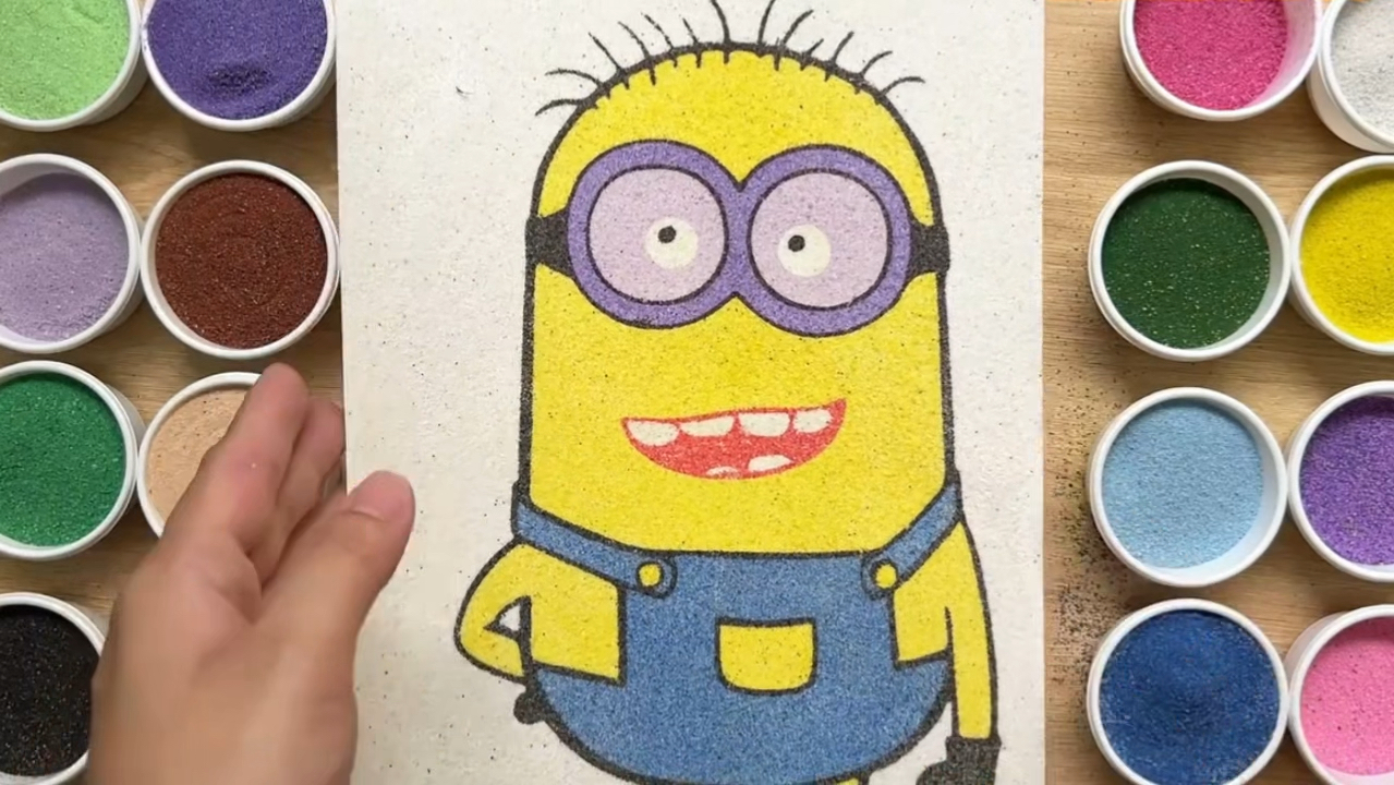 用彩色沙子画可爱的小黄人,儿童手工沙画真好玩