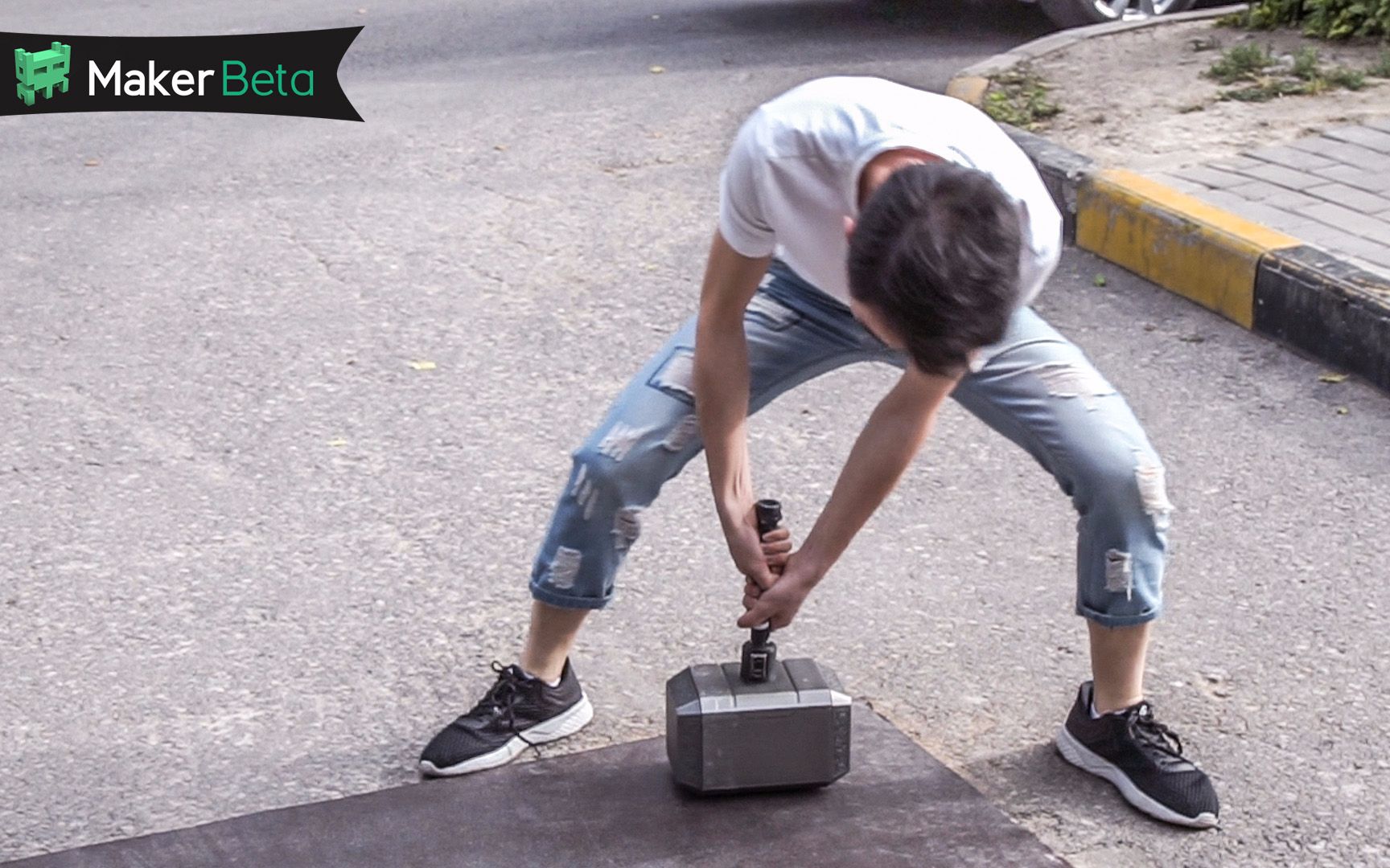 那把凡人拿不动的雷神之锤惊现中国街头超能技术宅