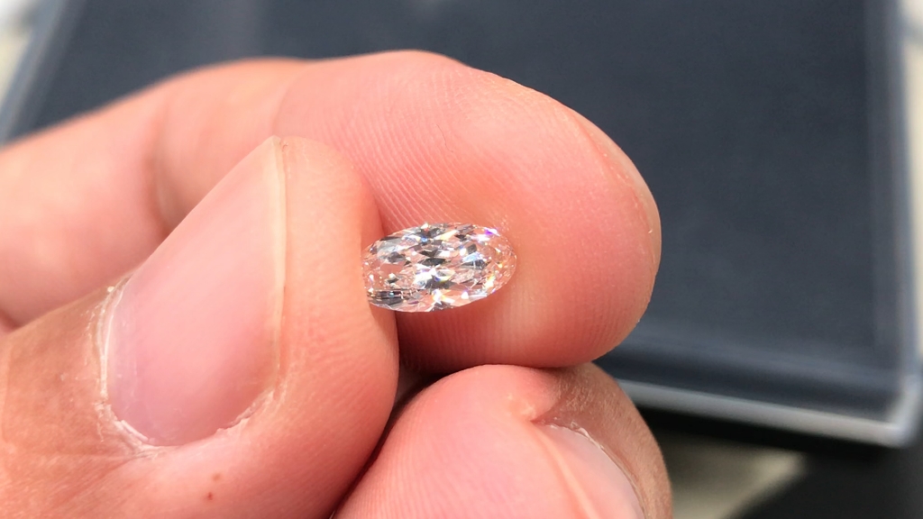 身材修长的椭圆形钻石