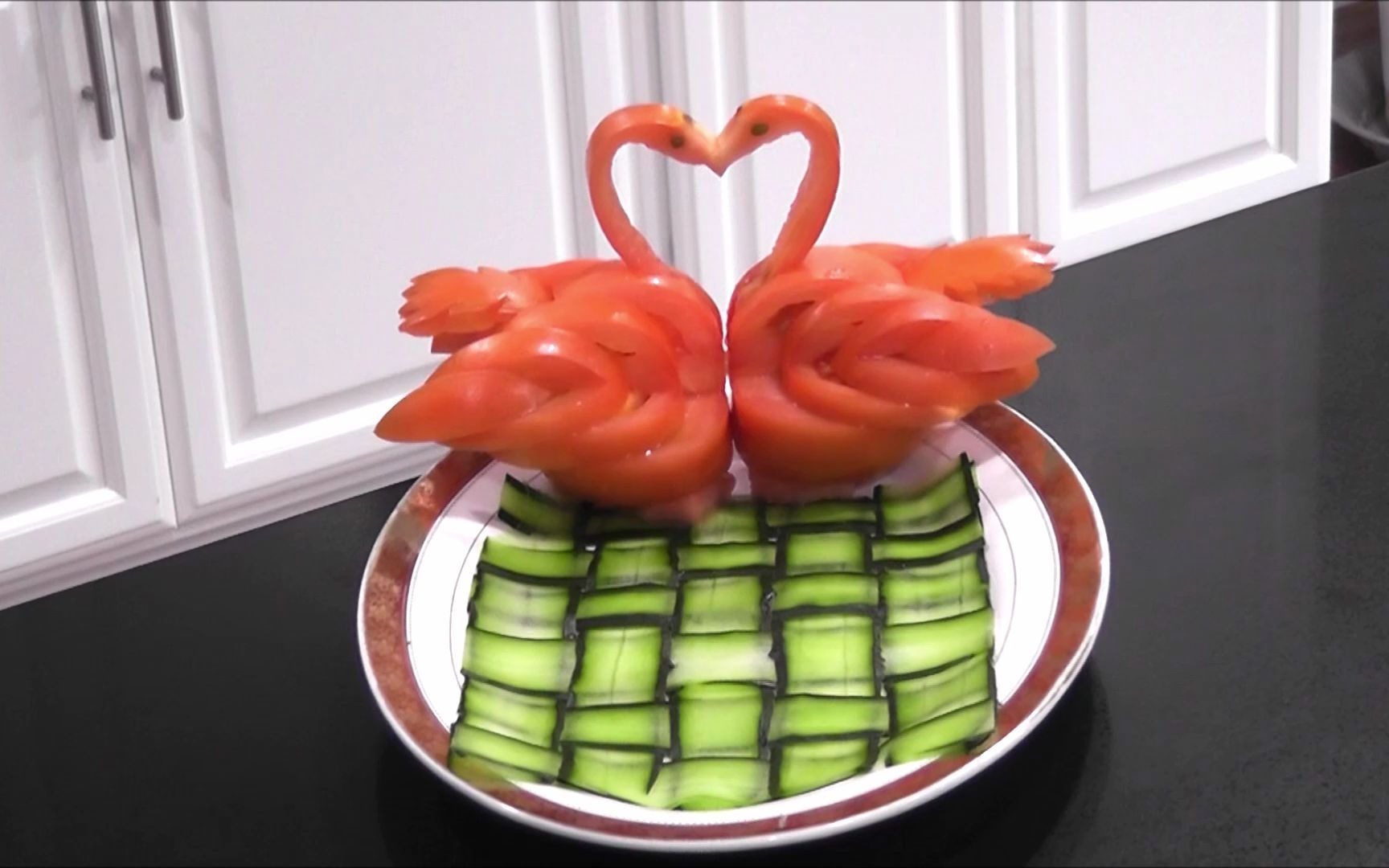 情人节晚餐的摆盘装饰