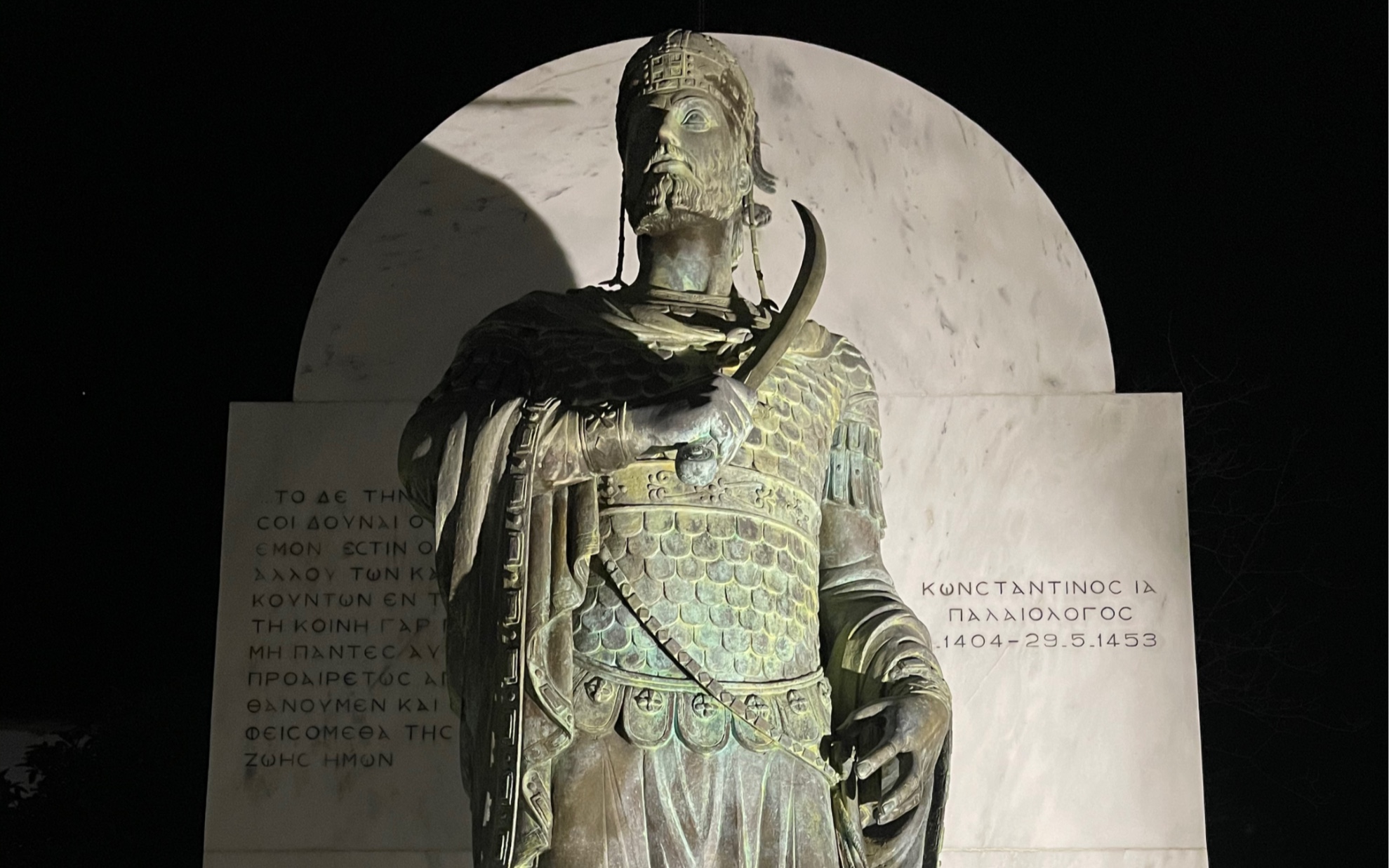 来到了米斯特拉斯的君士坦丁十一世雕塑前