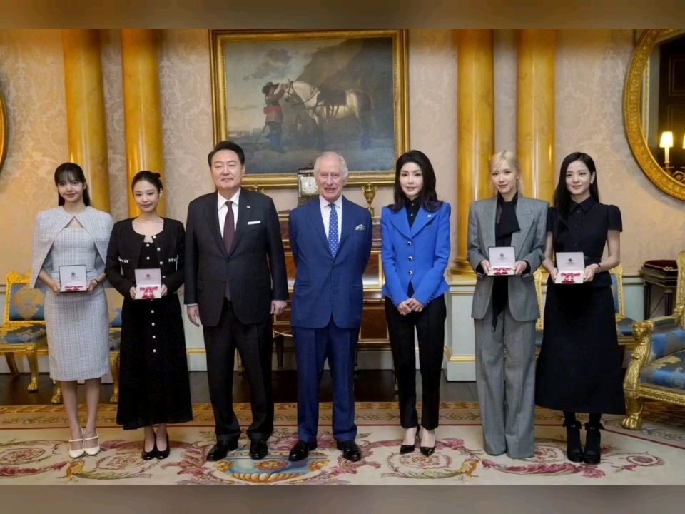获得大英帝国员佐勋章的blackpink成员们与英国国王查尔斯三世&韩国