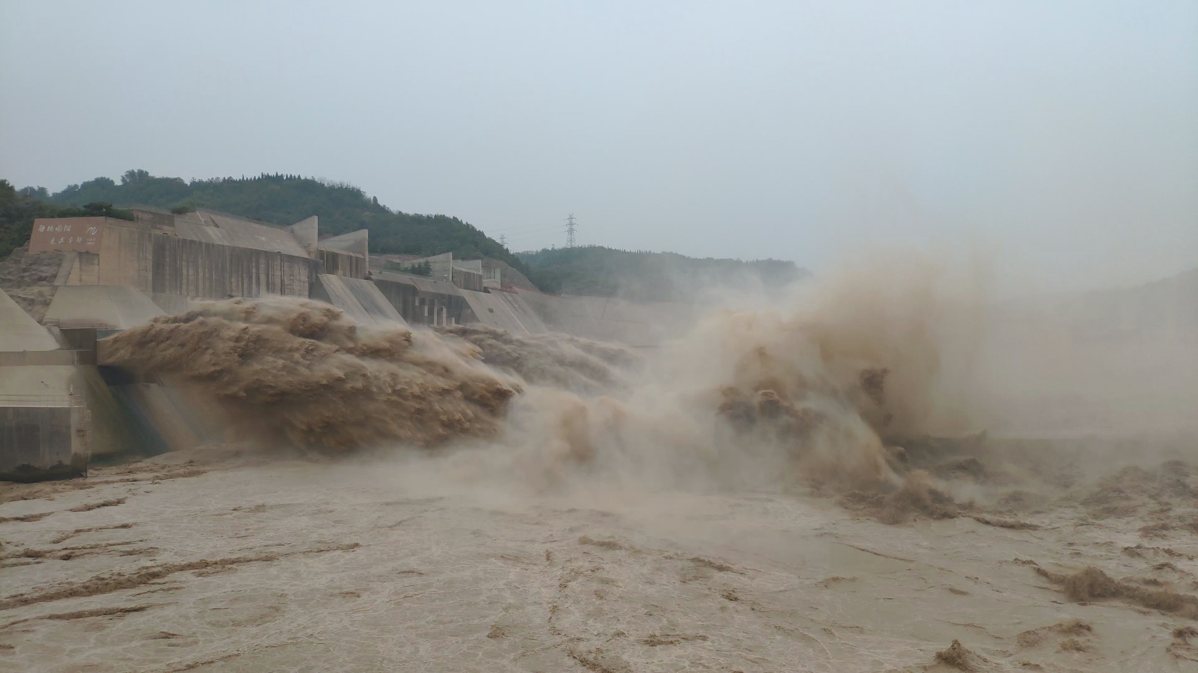 【飞鸟弦水】〖黄河 小浪底水库泄洪 壮观景象〗哔哩哔哩bilibili