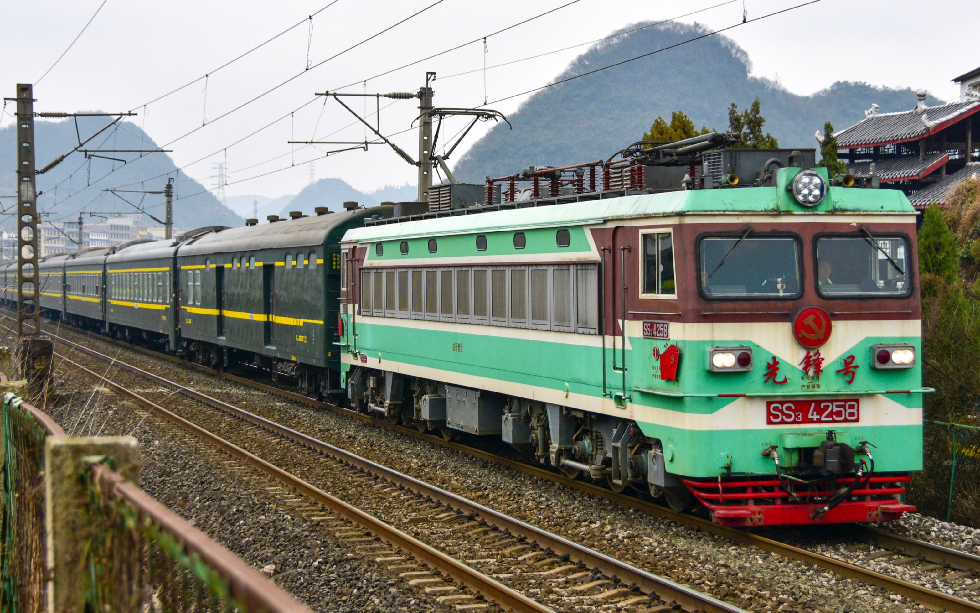 已拆解机车 韶山3-4258先锋号牵引客车通过安顺尚兴