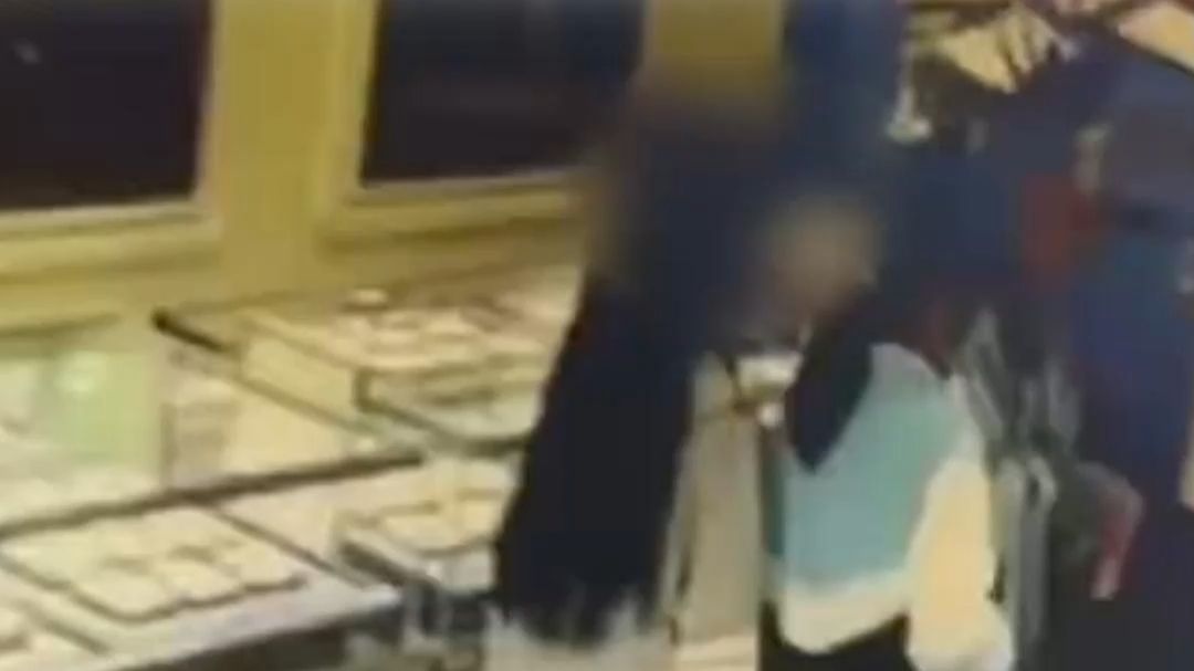 13岁女孩卖掉妈妈两条金项链，女孩称不用联系家长，金店当场熔化，家长：自己不同意熔化，要求店家原样返还