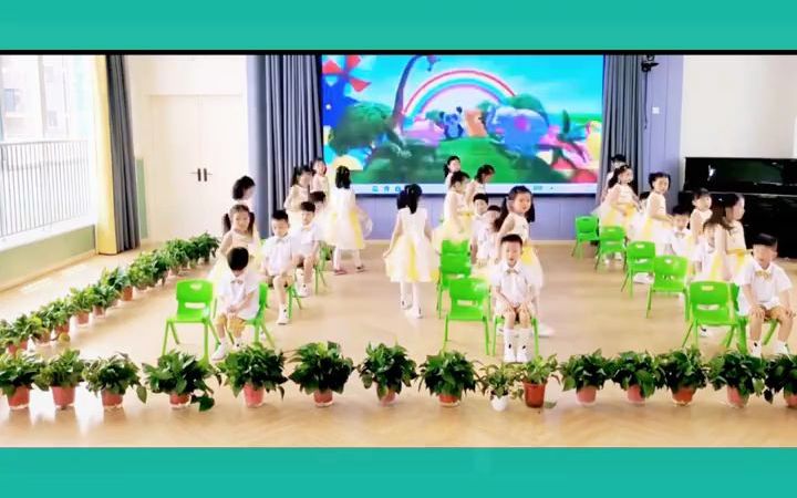 [图]幼儿园舞蹈丨幼儿毕业舞蹈丨再见了我的同桌幼儿园舞蹈丨幼儿毕业舞蹈丨再见了我的同桌🌸幼儿毕业季舞蹈节目来啦，动作整齐，简单易排。🍃幼儿舞蹈是幼儿毕业典礼不可缺