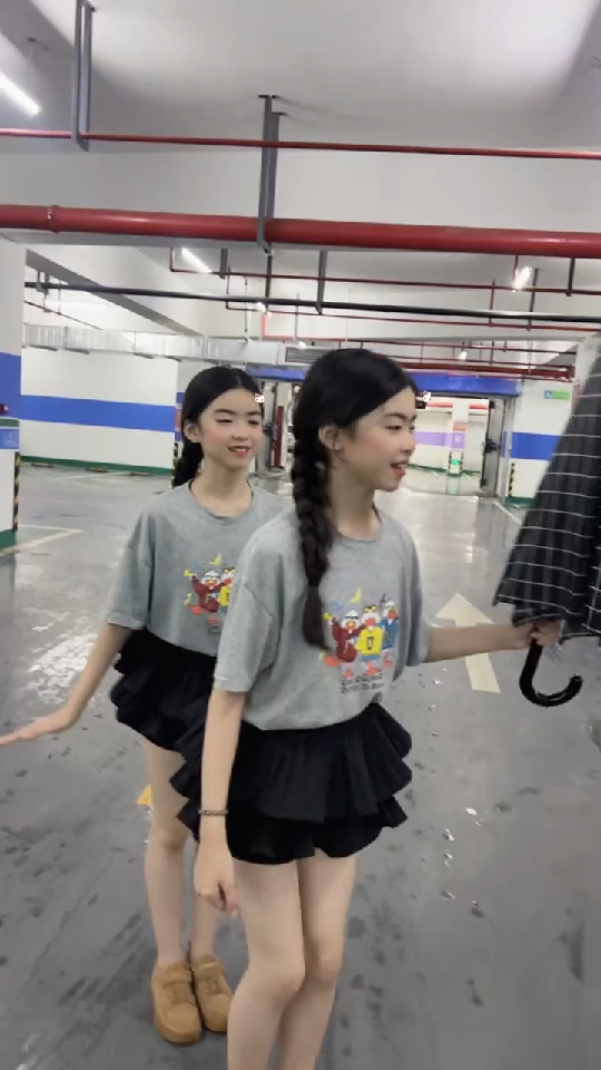 双胞胎思进思语:好可爱的两只小鸭!