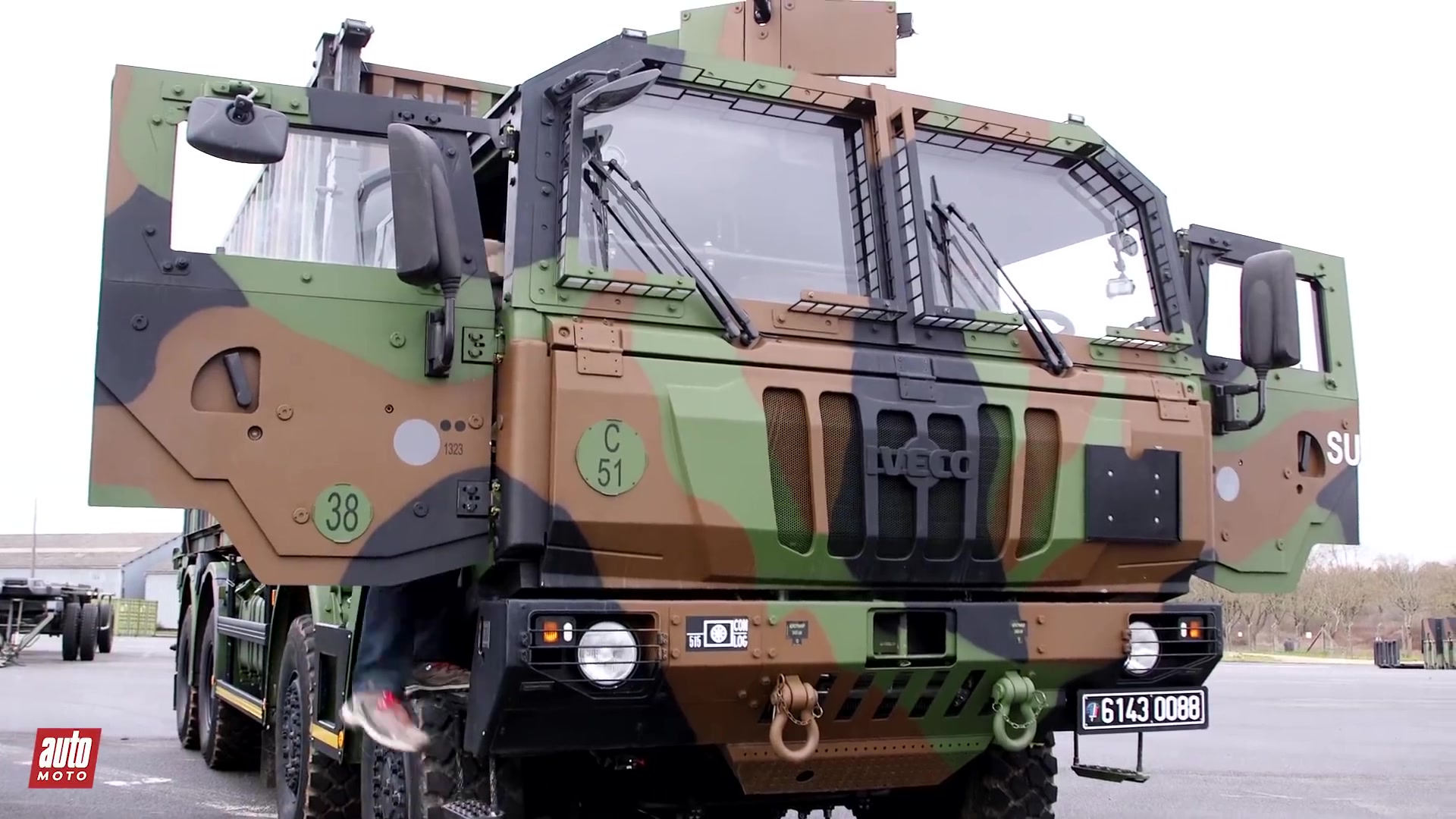 依维柯军卡 演示 车子很帅气