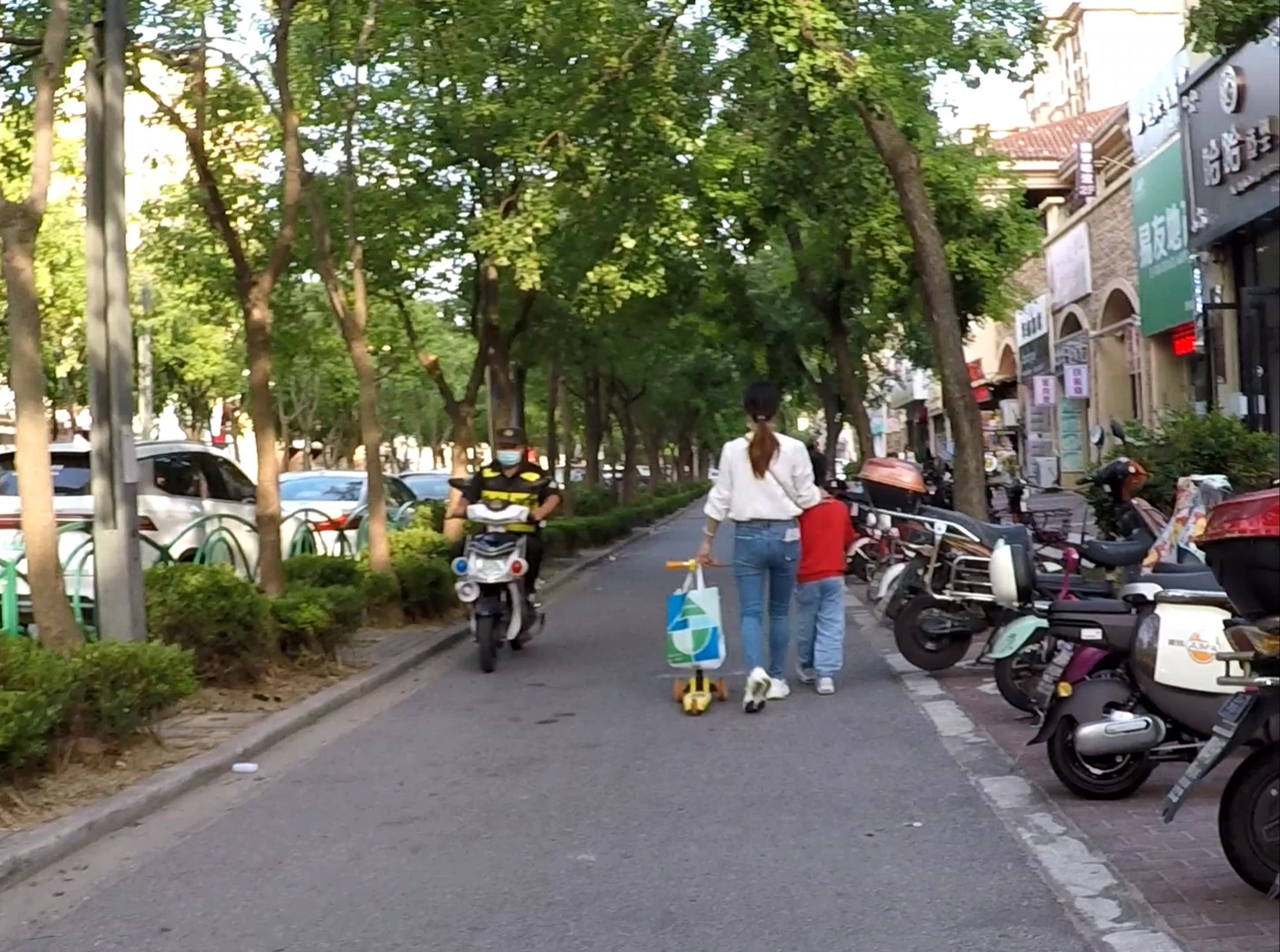 行人在机动车道上行走