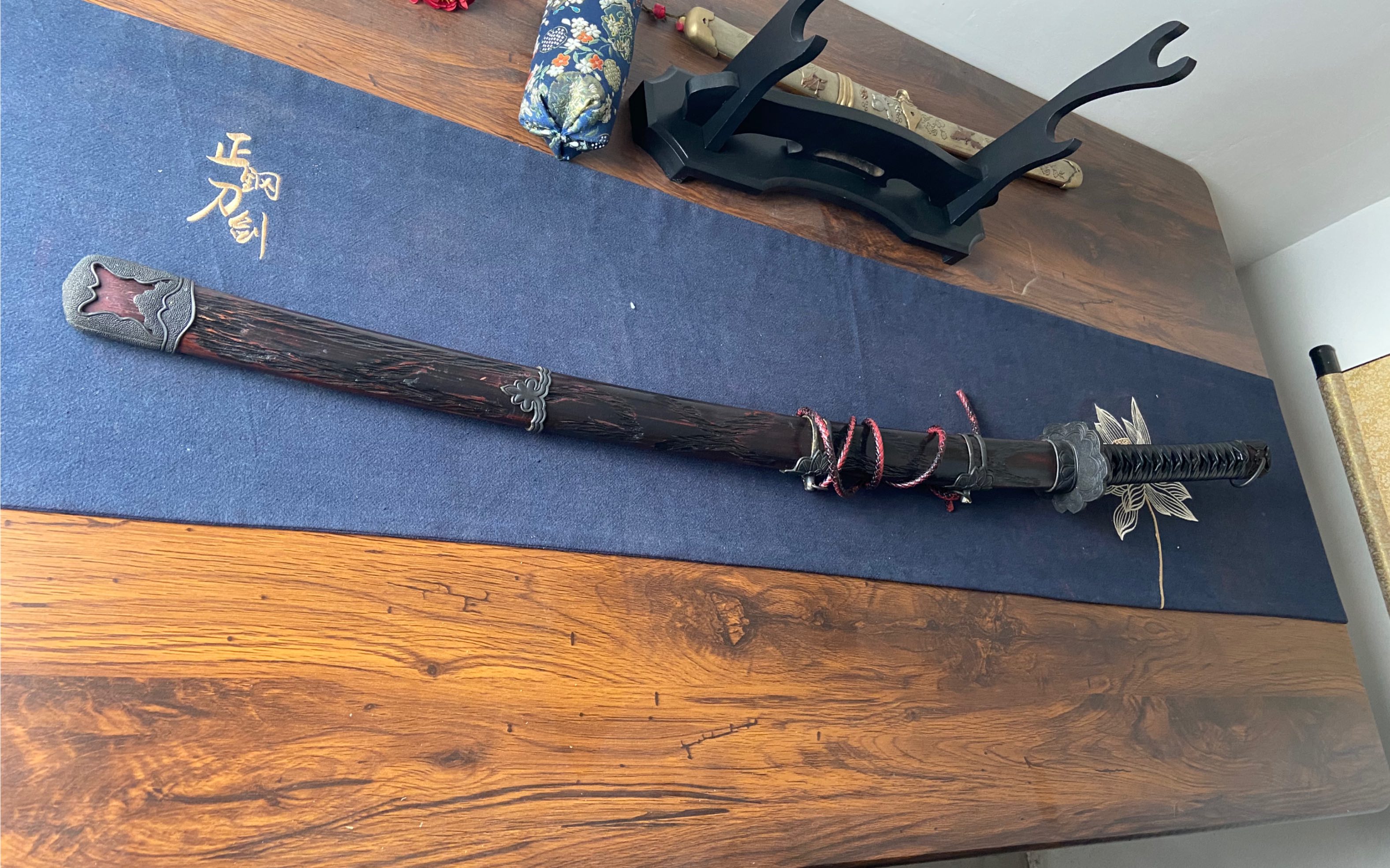 全红色只狼不死斩刀身比之前常规的黑红要好看一些