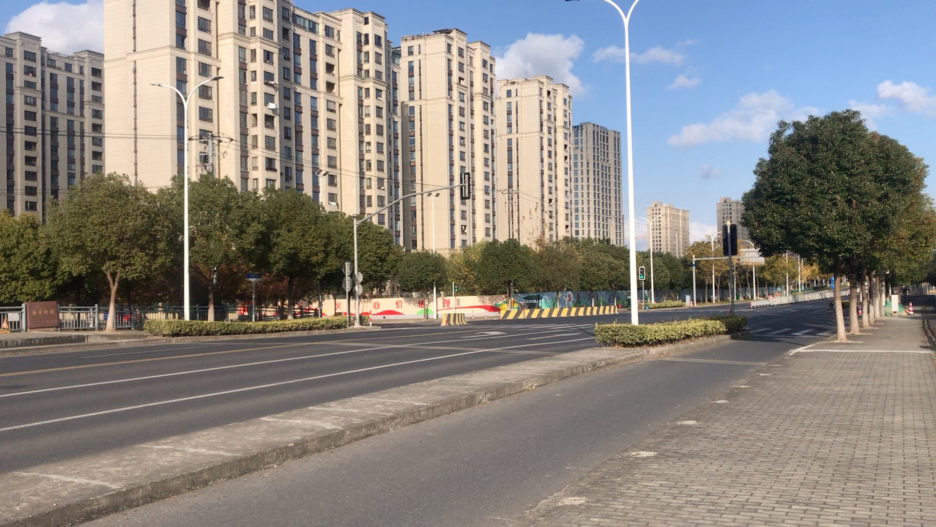 上海街景(拍摄于川沙新镇,川周公路,新开河桥)