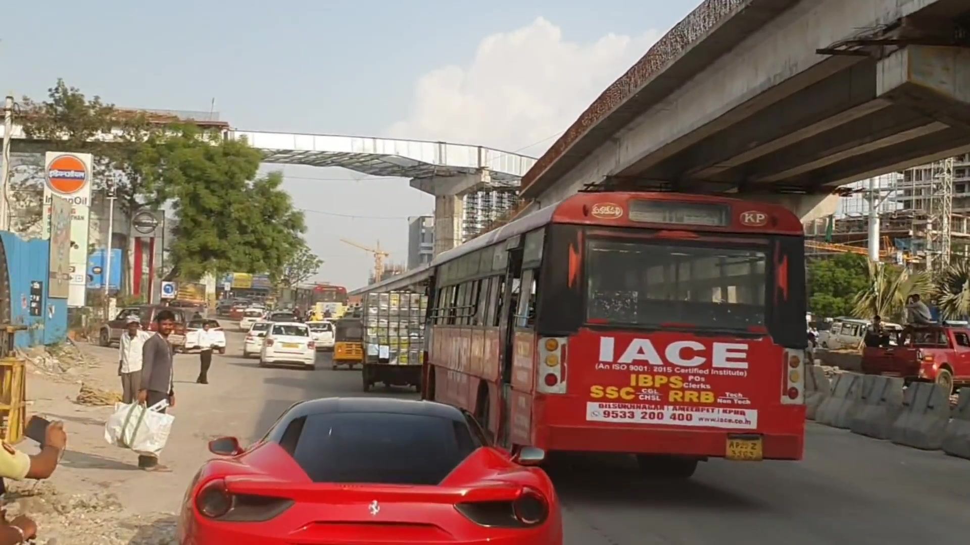 印度富人无视交通规则街头狂飙