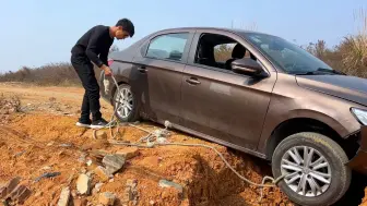 Télécharger la video: 模拟汽车行驶中车轮掉坑，轮子悬空失去抓地力，在没有救援的情况下，老司机教你一个人如何快速自救