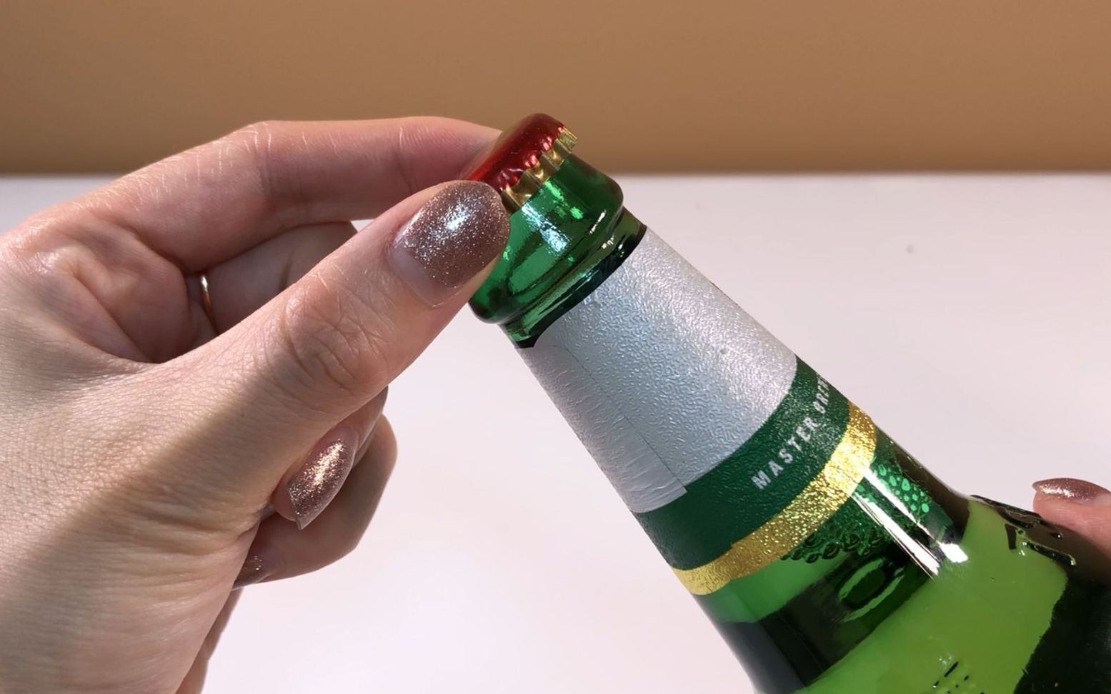 原来开啤酒瓶盖这么简单找到诀窍拿手一拧就开不用开瓶器