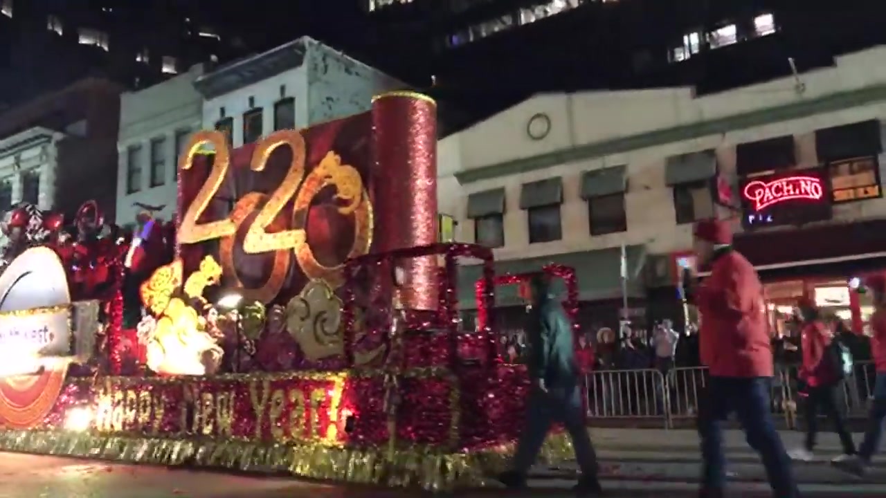 [图]鞭炮齐鸣，锣鼓喧天，美国旧金山元宵之夜举行春节表演，好不热闹~~~