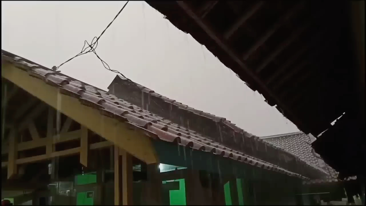 [图]#秋风寒微冷#雨滴落屋檐#微冷秋意浓#屋檐下秋雨#情深如诗