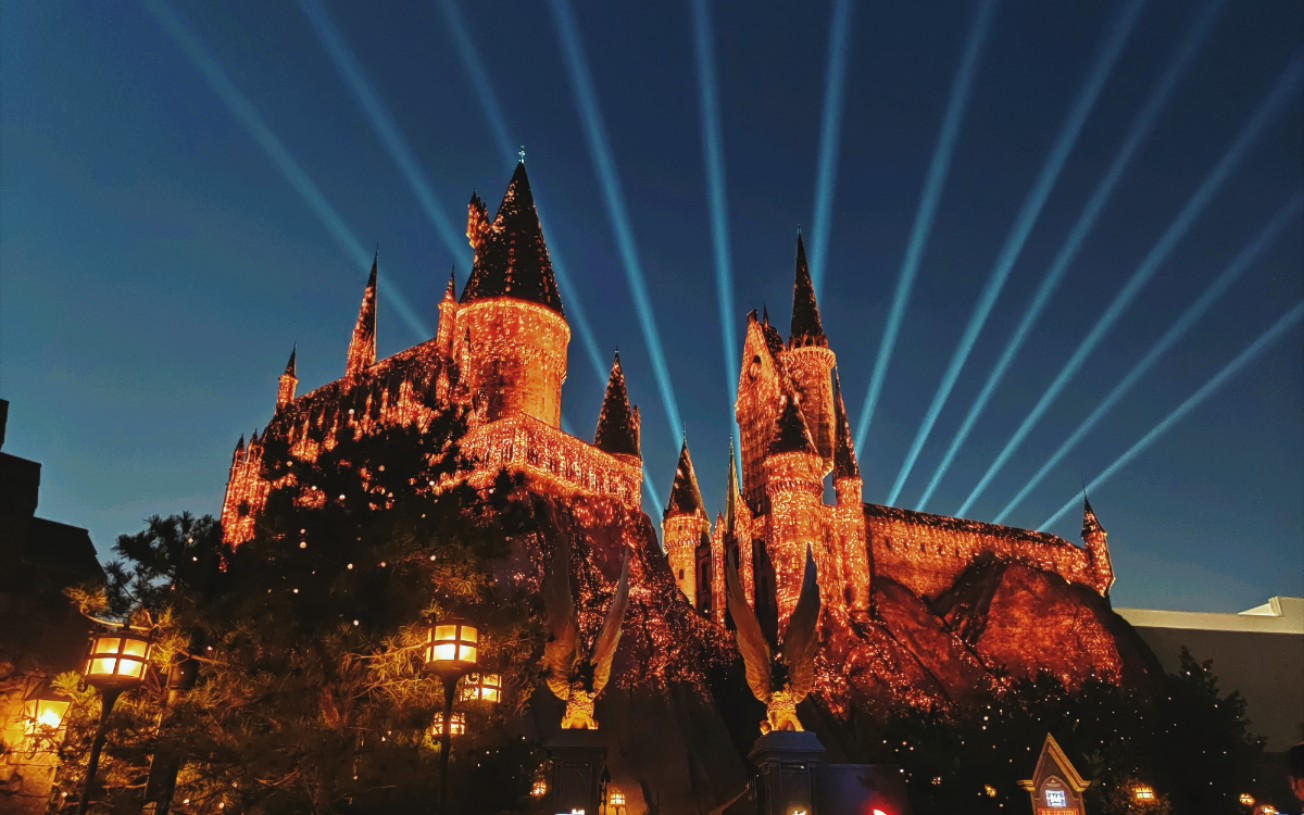 霍格沃茨城堡夜间灯光庆典