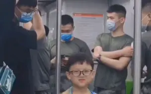 Tải video: 5岁男孩地铁偶遇兵哥哥，主动贴近让妈妈拍合影！网友：这才是孩子们该追的星