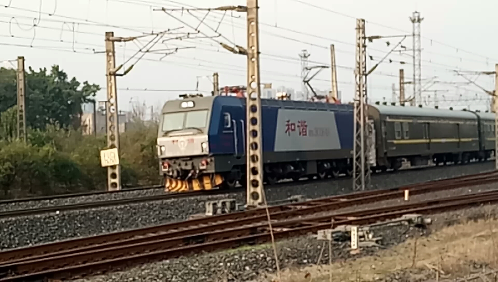 [元旦拍车]中国铁路达州站附近HXD3C牵引K529出达州站哔哩哔哩bilibili