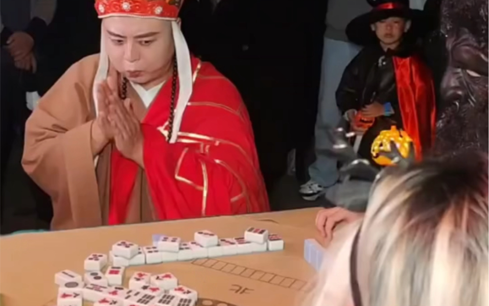 唐僧:今天打麻将赢了,晚上全场我买单