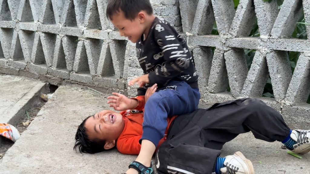 好家伙,被按在地下摩擦摩擦