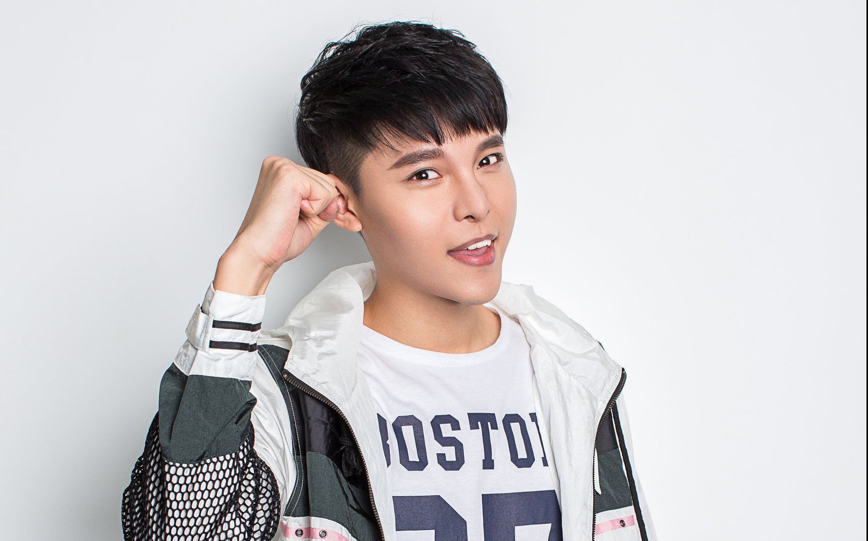 麦麦紧紧《贴你》身后 守护每刻的温柔