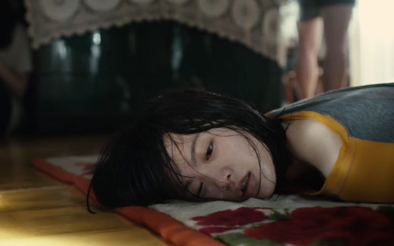 17岁少女惨遭不幸,还被拍了视频,却完全不敢反抗!