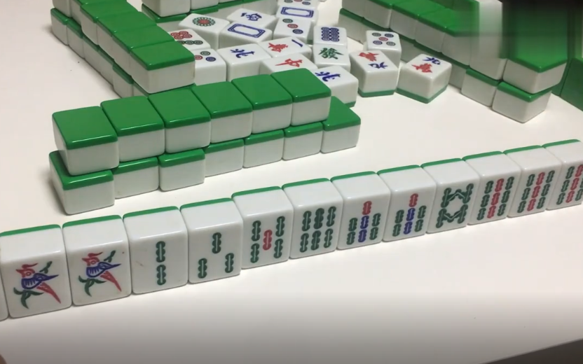 这小哥的手气真不错清一色听九张牌心里美滋滋