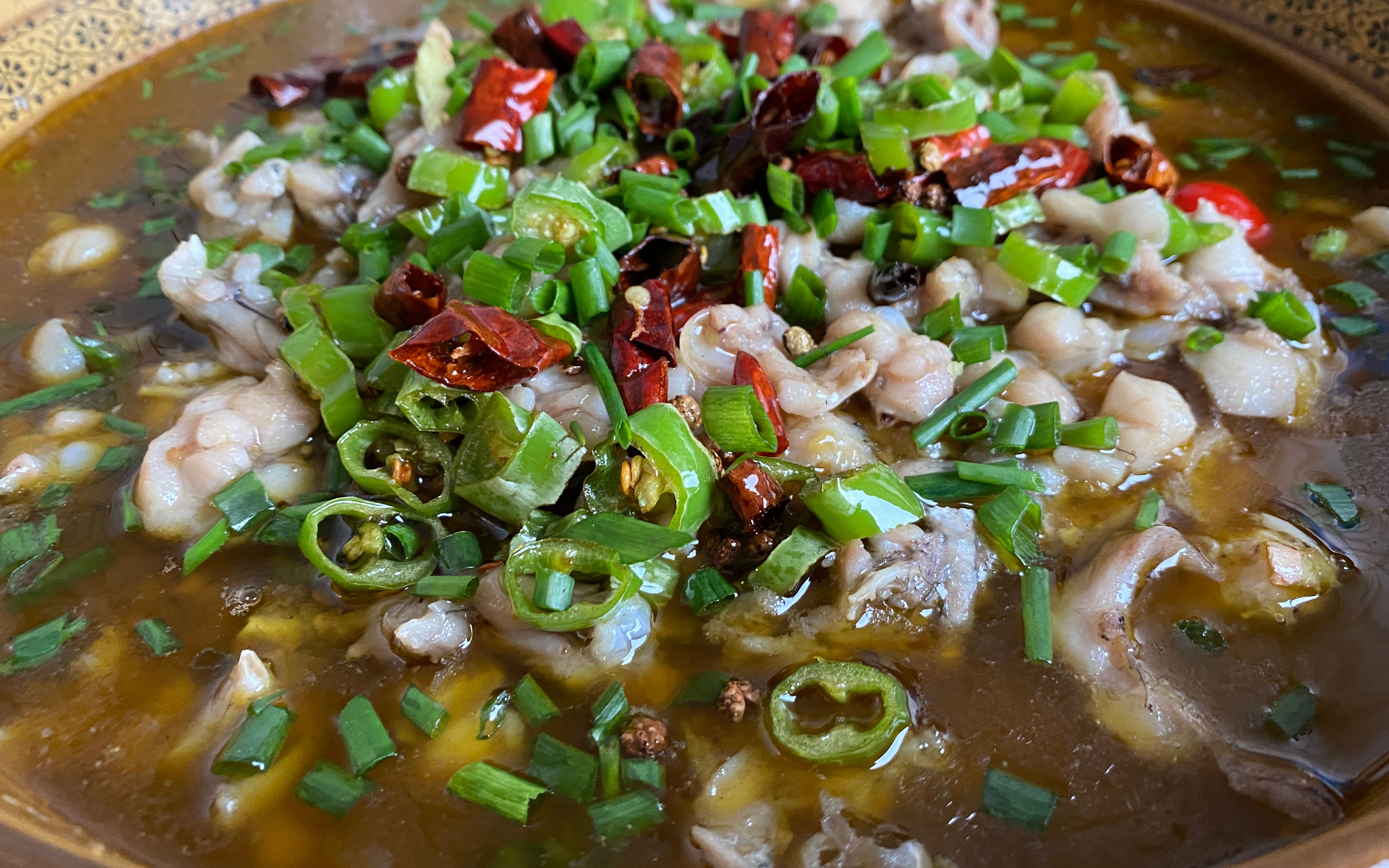 听说这是每天卖1000份的"金汤牛蛙"做法,酸辣开胃,肉质特鲜嫩