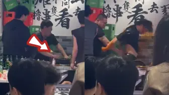 Video herunterladen: 火锅店女子被人拽头发按倒，对方一气之下怒泼油锅，瞬间一声惨叫