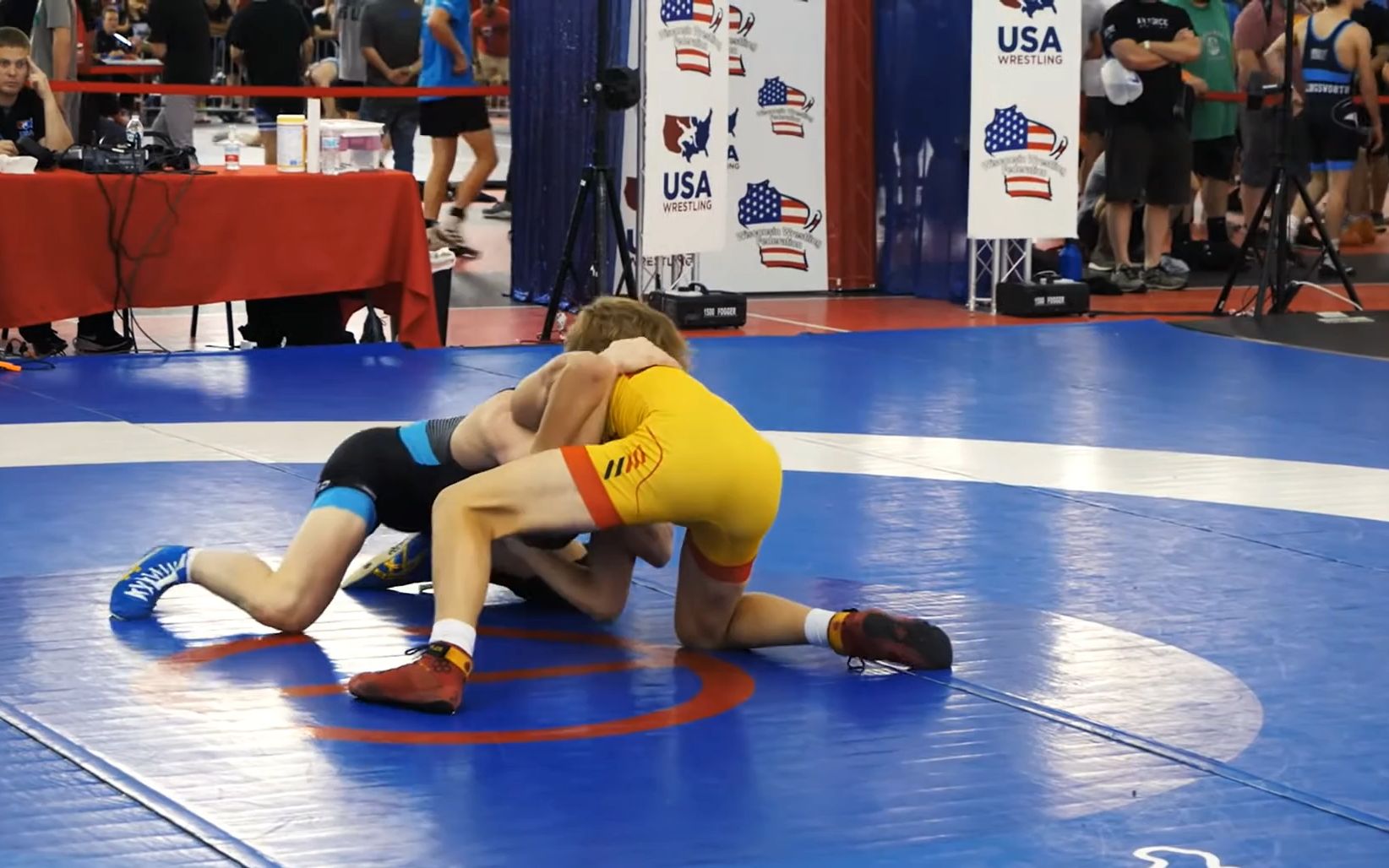 美国学生自由式摔跤比赛,主持人惊呼,oh,man!