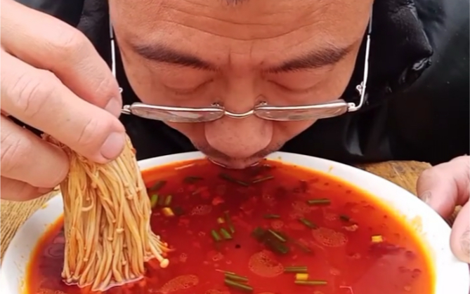 孙校长直播没人看没有自信了,太难了,吃个窜稀金针菇