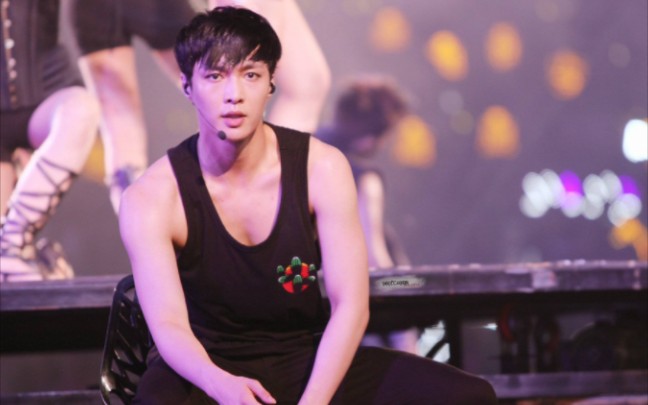 进来来欣赏艺兴早期的肌肉!张艺兴中文版《月光》直拍