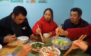 Скачать видео: 桃子姐干完家务活，做一盆泡椒猪皮，酸辣开胃，一家人吃得美滋滋