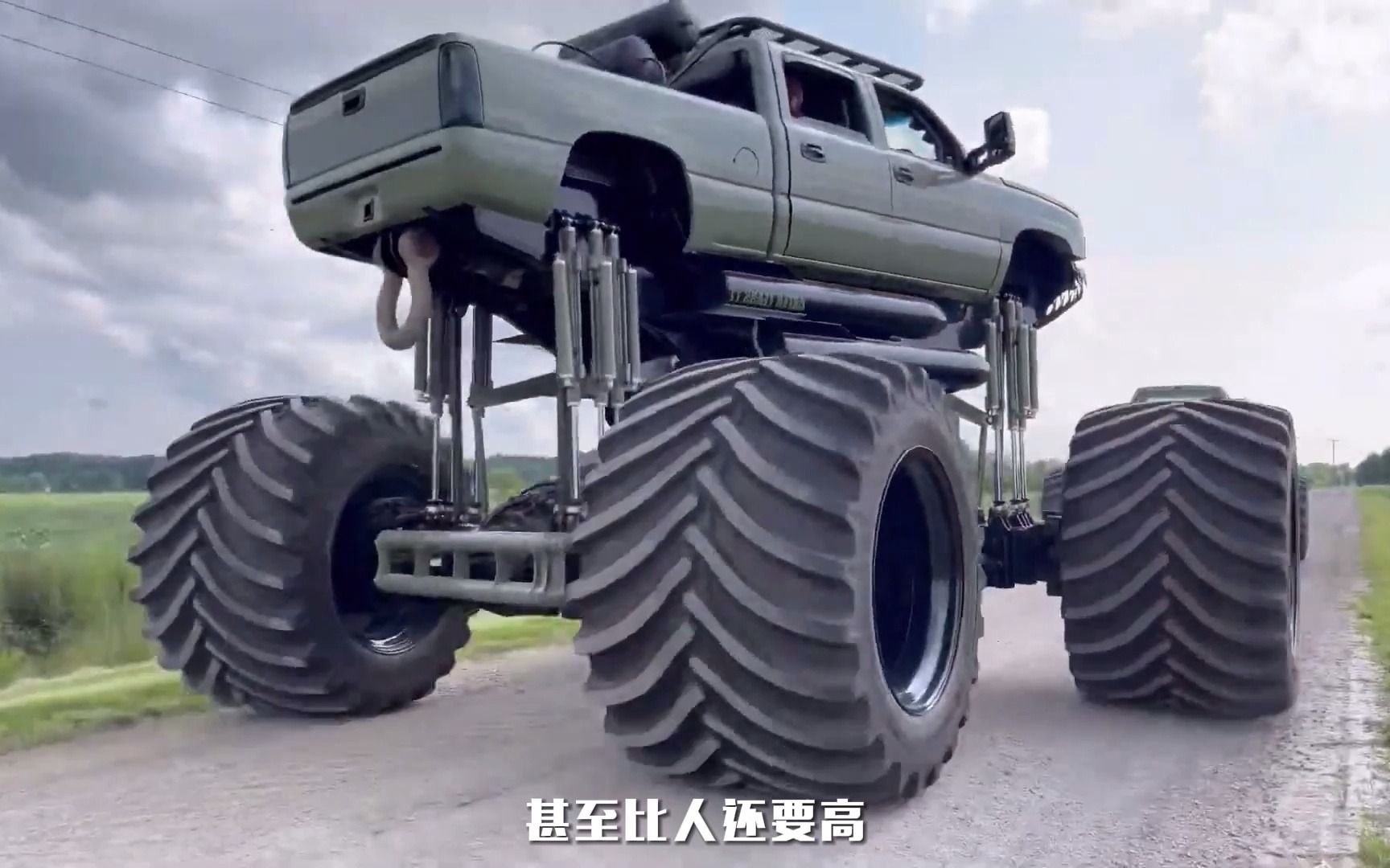 [图]世界最大的怪兽卡车，Monster Max 2，搭载两个800P柴油发动机